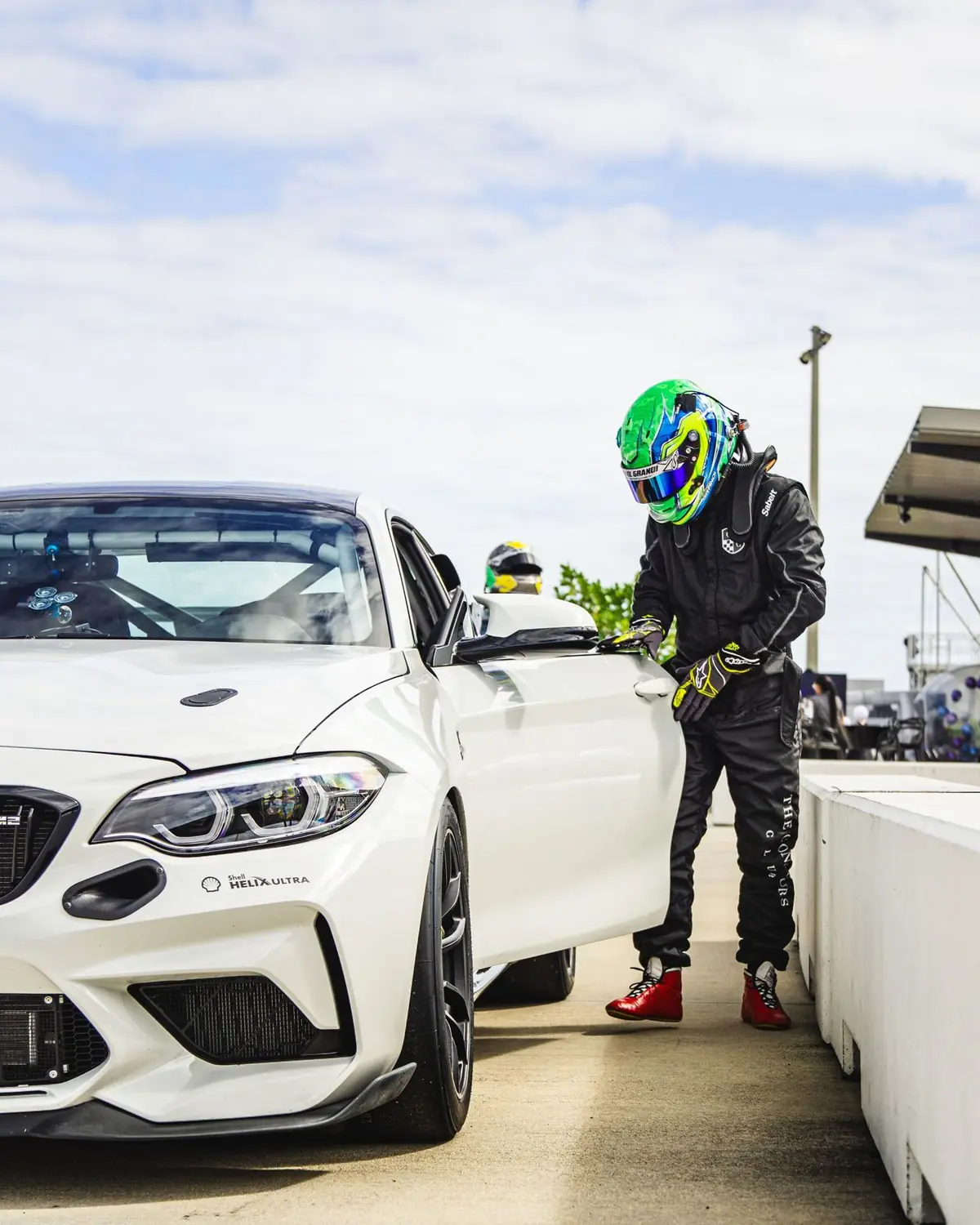 Coureur bij een raceauto, contact met Paddock Studio