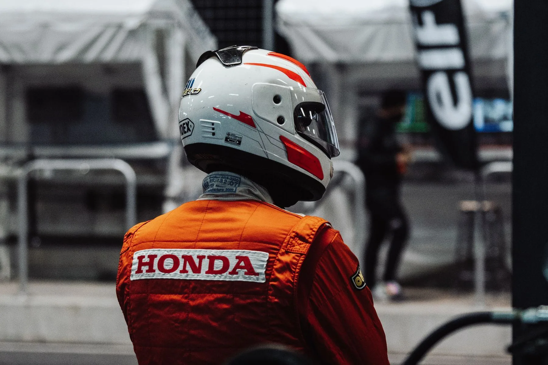 Coureur van achteren in de paddock