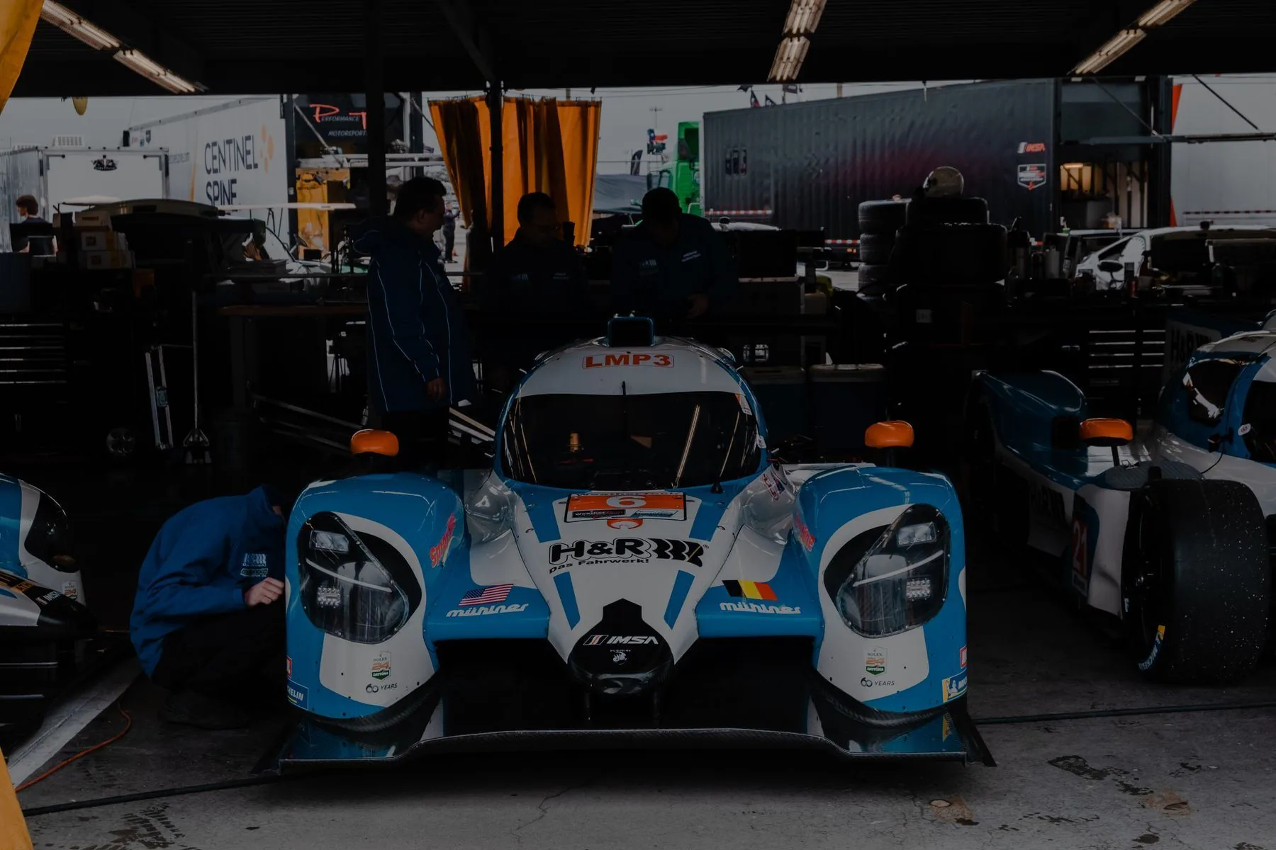 Raceauto in de werkplaats tijdens onderhoud