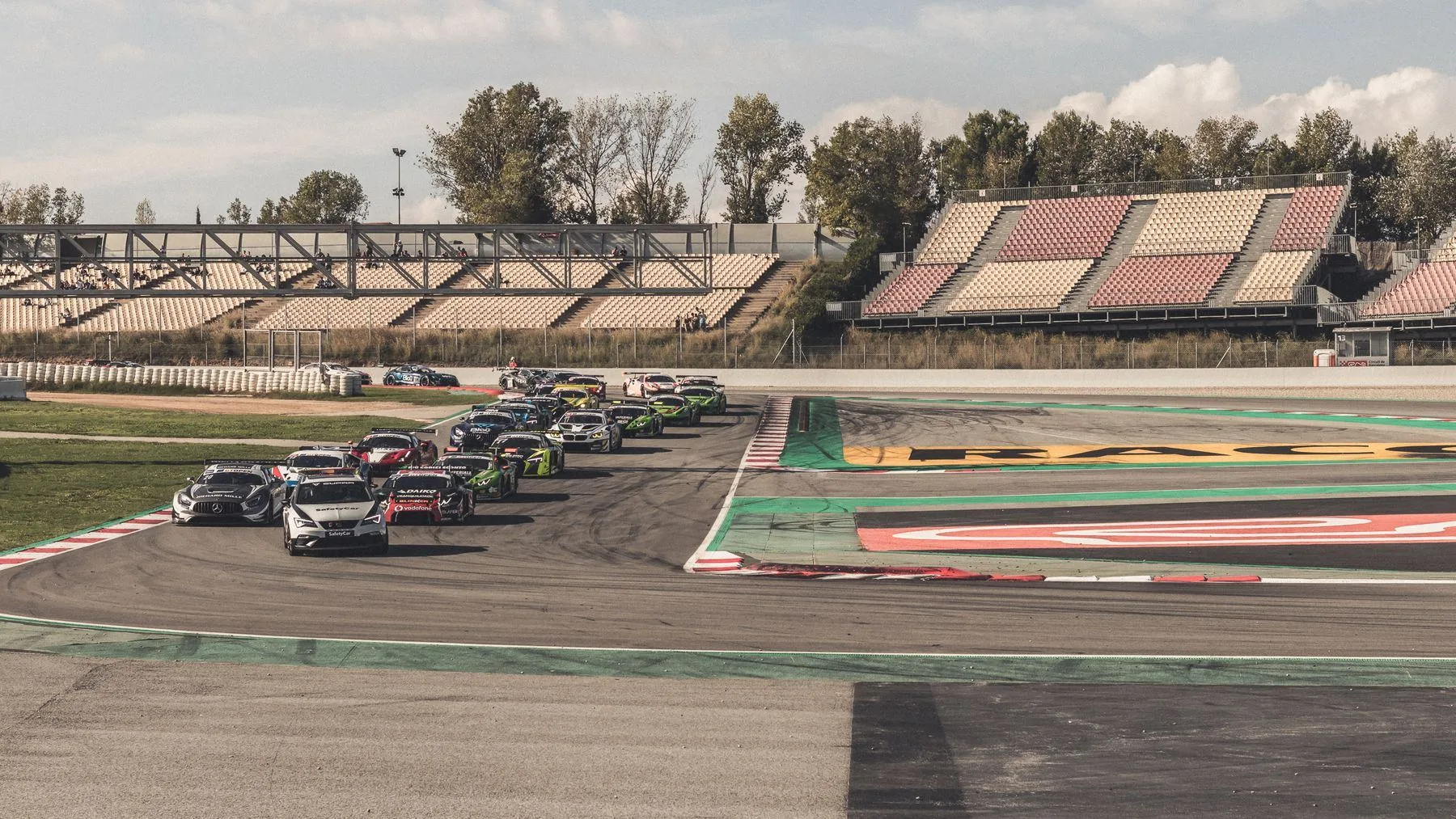 Raceauto's opgesteld op de startgrid