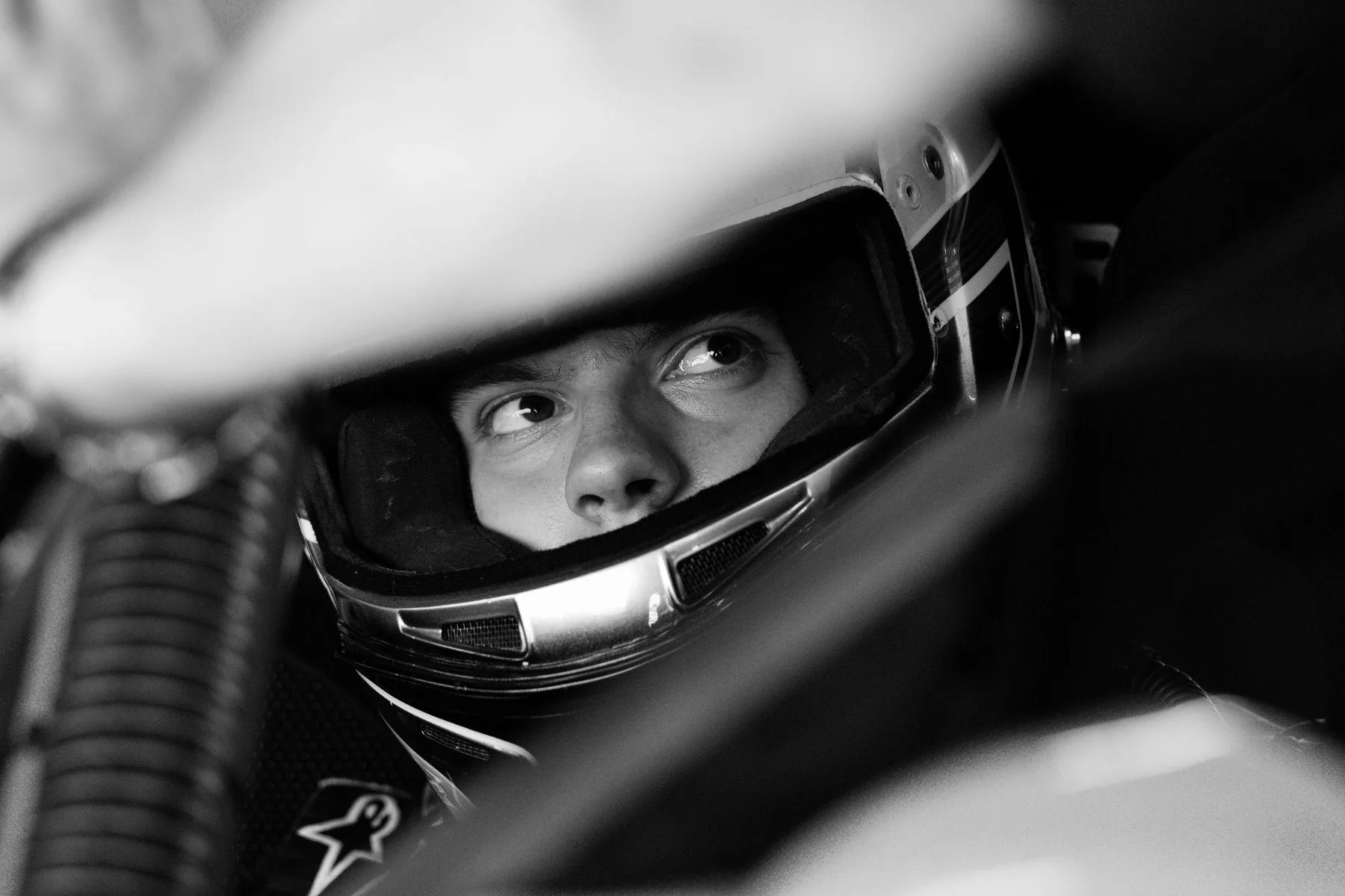 Coureur met helm in de auto, website voor coureurs