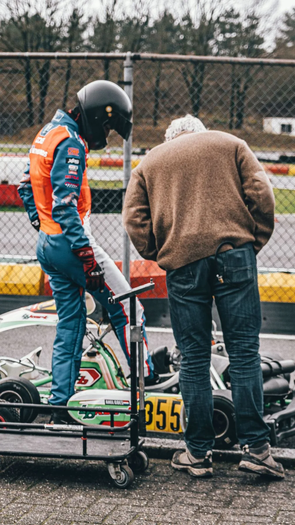 Monteur aan een kart in de paddock