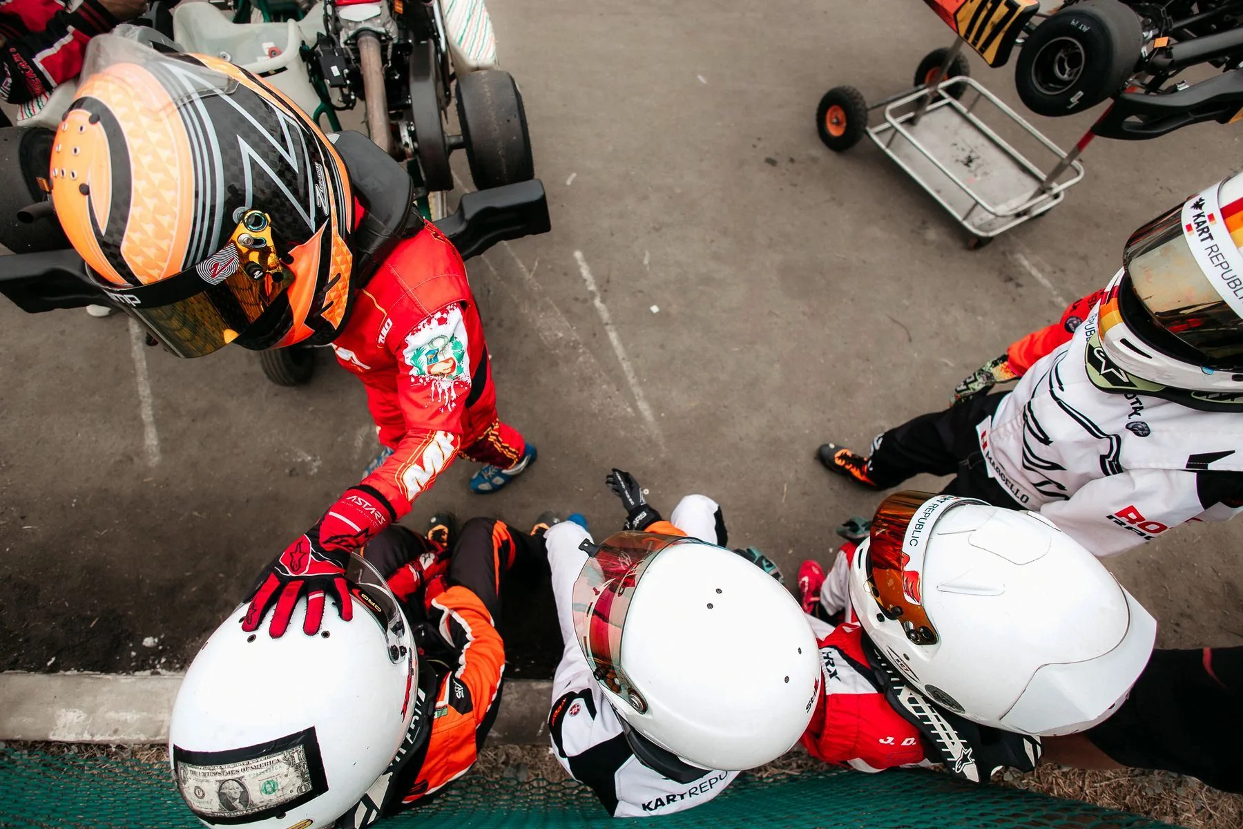 Karts van bovenaf op de kartbaan