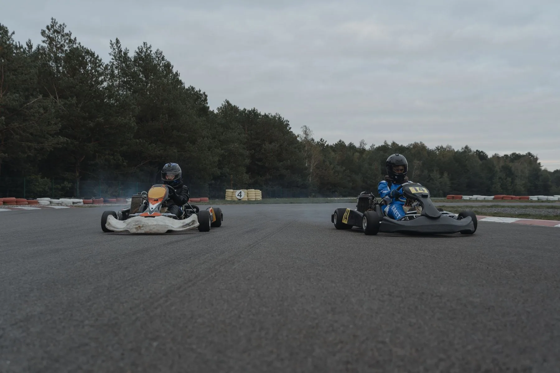 Karts in een groep op de baan