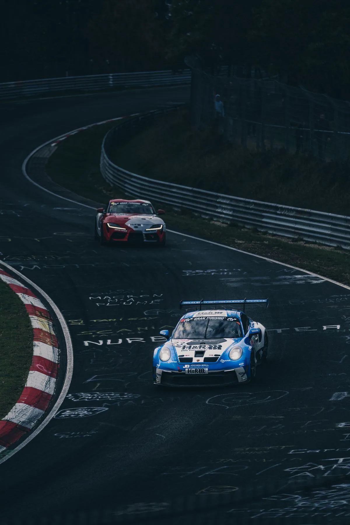 Raceauto's op een bochtig circuit tussen de bomen