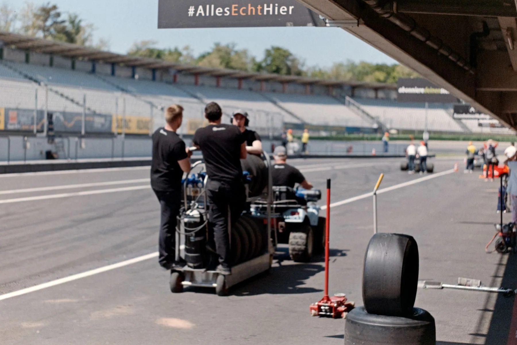 Pitcrew aan het werk, kennisbank over sponsoring in de autosport