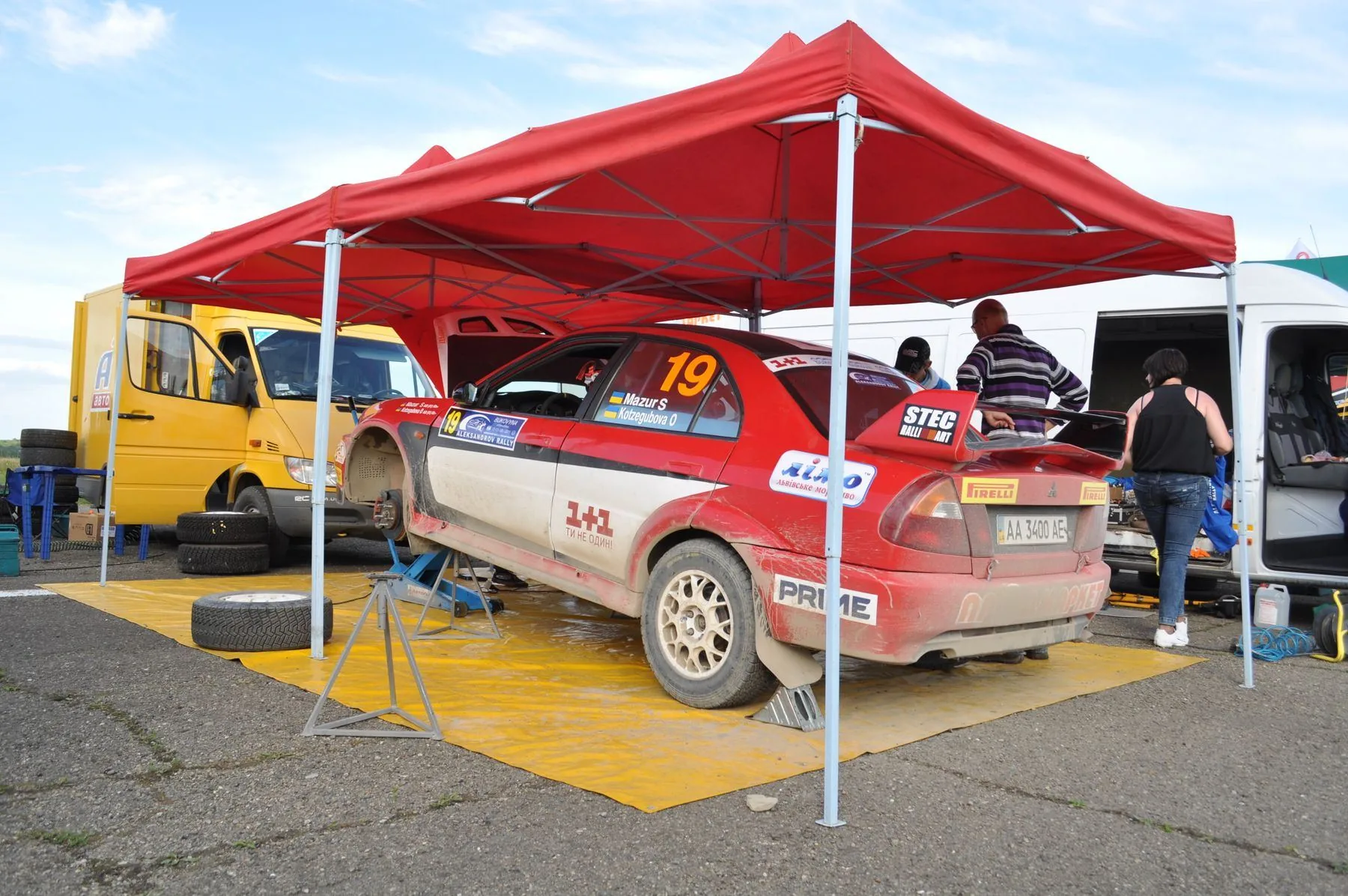 Team onder een luifel in de paddock