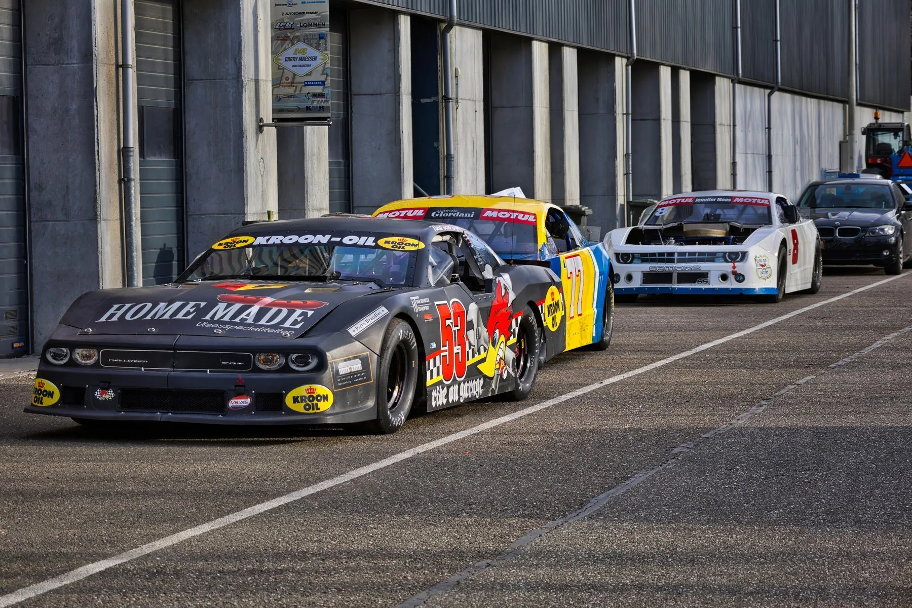 Raceauto's achter elkaar op het circuit